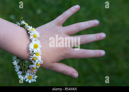 La fillette de six ans a la main avec un joli cadre naturel magnifique chaîne bracelet sur son poignet. Royaume-uni (98) Banque D'Images