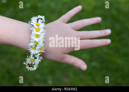 La fillette de six ans a la main avec un joli cadre naturel magnifique chaîne bracelet sur son poignet. Royaume-uni (98) Banque D'Images