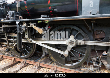 Close up de roues de train à vapeur avec des tiges latérales / d'accouplement reliant les roues d'entraînement numéro de moteur 46447 ensemble. Chemin de fer à vapeur de l'île de Wight. Royaume-uni (98) Banque D'Images