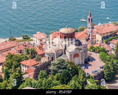 Vue aérienne de Chiesa di Sant'Ambrogio et Chiesa prepositurale dei Santi Filippo e Giacomo dans Laveno, Lombardie, Italie. Banque D'Images