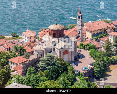 Vue aérienne de Chiesa di Sant'Ambrogio et Chiesa prepositurale dei Santi Filippo e Giacomo dans Laveno, Lombardie, Italie. Banque D'Images