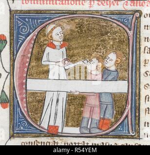 [Seulement] miniature 'C' initiale, une scène représentant la communion. Un prêtre de donner la communion aux deux hommes derrière une table d'autel. Omne Bonum. Angleterre (Londres), 1360-1375. Source : Royal 6 E. VI, f.337v. Langue : le latin. Auteur : JAMES LE PALMER. Banque D'Images