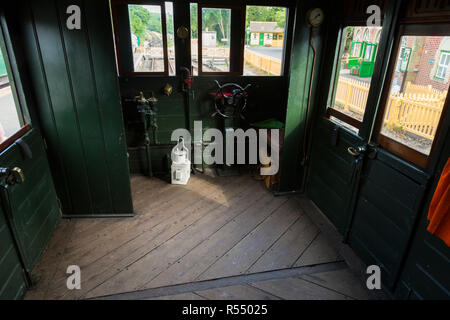 Les gardes de protection / van transport à bord d'un train sur l'île de Wight ligne de chemin de fer à vapeur. Gare, Haven Street Route principale, Havenstreet, Ryde, UK. (98) Banque D'Images