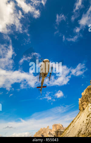 Hélicoptère utilisé pour les opérations de sauvetage aussi pour amener les matériaux de construction, au rez-de-Tre Cime di Lavaredo dans les Dolomites, Italie. Banque D'Images