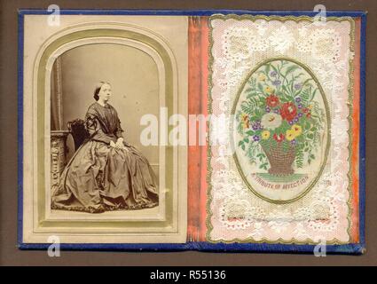 Carte de visite portrait dans le cas avec le papier-dentelle valentine avec fleurs en soie tissée d'onlay Banque D'Images