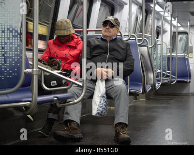 Senior couple riding train métro à Washington DC Banque D'Images