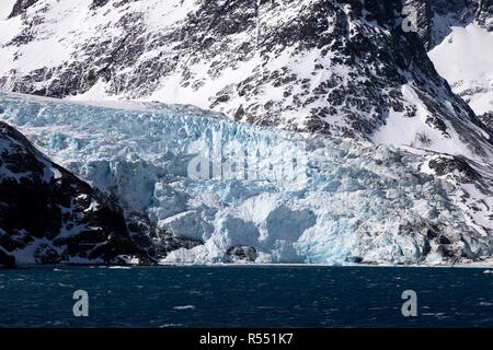 Couleur bleu glacier dans le Fjord Drygalski en Géorgie du Sud, l'Antarctique Banque D'Images
