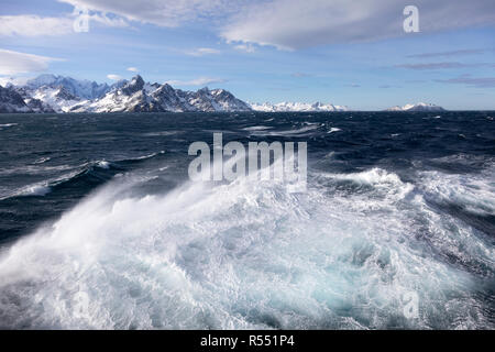 Vue sur les spectaculaires montagnes couvertes de neige sur l'île de Géorgie du Sud dans l'île de l'Atlantique Sud, l'Antarctique Banque D'Images