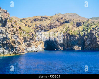 La pile de la mer dans la mer près de l'île de Lipari, Sicile Banque D'Images