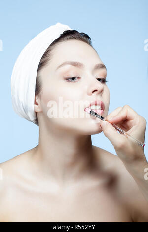 Portrait d'une jeune femme ayant maquillage des lèvres Banque D'Images