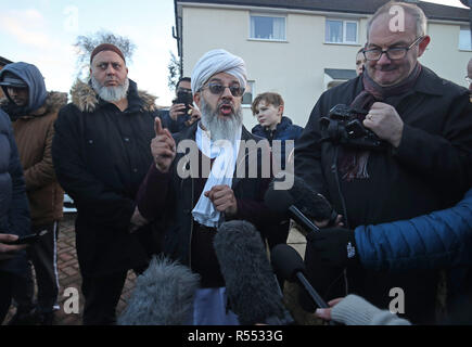 L'Imam Mohammed Amin Pandor parler aux médias lors d'une manifestation pacifique à l'extérieur Almondbury Community School, à Huddersfield après séquences ont été partagées sur les médias sociaux d'un jeune de 15 ans réfugiée syrienne d'être attaqué à l'école. Banque D'Images