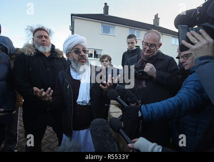 L'Imam Mohammed Amin Pandor parler aux médias lors d'une manifestation pacifique à l'extérieur Almondbury Community School, à Huddersfield après séquences ont été partagées sur les médias sociaux d'un jeune de 15 ans réfugiée syrienne d'être attaqué à l'école. Banque D'Images