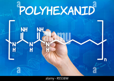 La main avec stylo chimique attire de la formule structurelle polyhexanide Banque D'Images