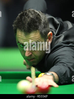 Ronnie O'Sullivan pendant son match contre Luc Simmonds au cours de la troisième journée du Championnat du Royaume-Uni Betway au York Barbican. Banque D'Images