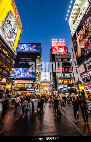 Osaka, Japon - 30 août 2018 : quartier commerçant Dotonbori au crépuscule Banque D'Images