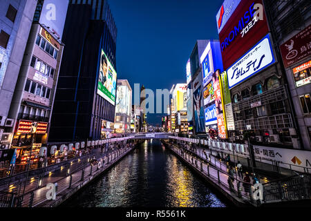 Osaka, Japon - 30 août 2018 : quartier commerçant Dotonbori au crépuscule Banque D'Images