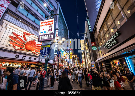 Osaka, Japon - 30 août 2018 : quartier commerçant Dotonbori au crépuscule Banque D'Images