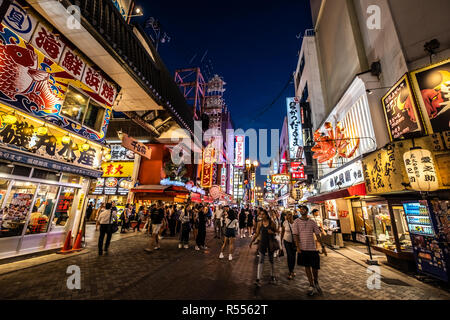 Osaka, Japon - 30 août 2018 : quartier commerçant Dotonbori au crépuscule Banque D'Images