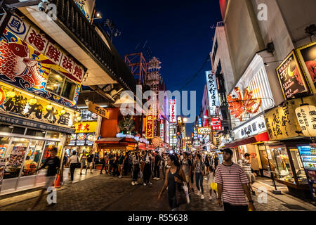 Osaka, Japon - 30 août 2018 : quartier commerçant Dotonbori au crépuscule Banque D'Images