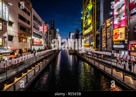 Osaka, Japon - 30 août 2018 : quartier commerçant Dotonbori au crépuscule Banque D'Images