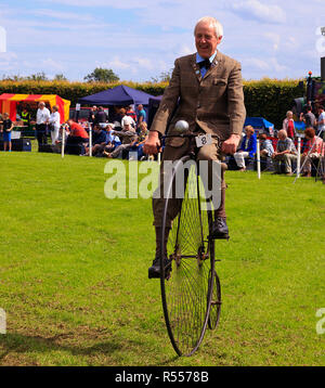 Pédale Vintage Bikes avec cavaliers en costume à la dompter Country Show Boston Lincolnshire Banque D'Images