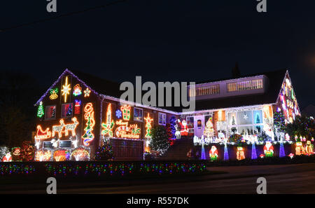 La maison de John et Helen Attlesey est éclairé avec des lumières de Noël en Soham, Cambridgeshire. Banque D'Images