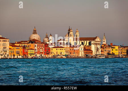 Toits de Venise et l'église Santa Maria del Rosario, Venise, Italie Banque D'Images