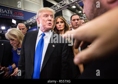 Donald Trump candidat présidentiel républicain parle aux médias après le débat. Derrière lui, son épouse, Melania Trump. Le Democrate et républicain nominés pour le président des États-Unis, Mme Hillary Rodham Clinton, et Donald John Trump, s'est réuni le 26 septembre pour la première tête à tête de débat présidentiel à l'Université Hofstra, à Long Island. Banque D'Images