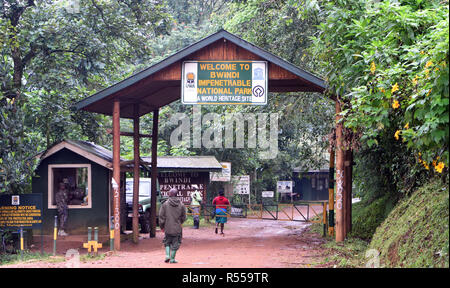 La porte d'entrée de parc national de Bwindi impénétrable de Bwindi, en Ouganda. Banque D'Images