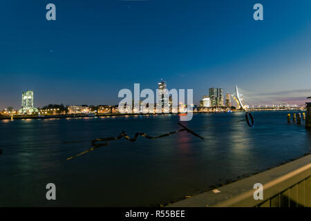 L'horizon de Rotterdam, Pays-Bas, à l'heure bleue. La ville est célèbre pour son architecture moderne. Vue est de la côté nord de la Meuse. Banque D'Images