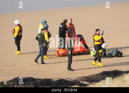 Reprise de la RNLI corps mort de Dylan à Henty Baie Fistral Newquay Cornwall UK Banque D'Images