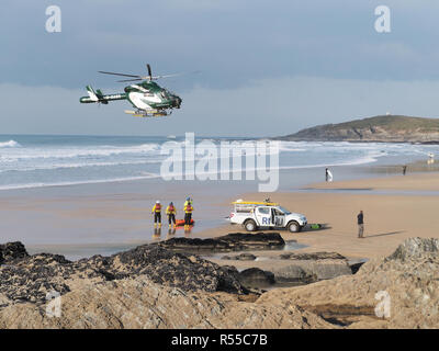 Reprise de la RNLI corps mort de Dylan à Henty Baie Fistral Newquay Cornwall UK Banque D'Images