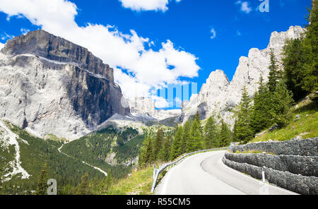 Route de montagne dans la région des Dolomites - Italie Banque D'Images