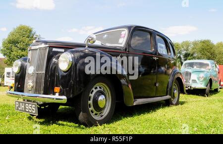 1953 Ford E493un préfet, avec 1952 Sunbeam-Talbot 90 en arrière-plan, à l'Epping Ongar de fer. Banque D'Images