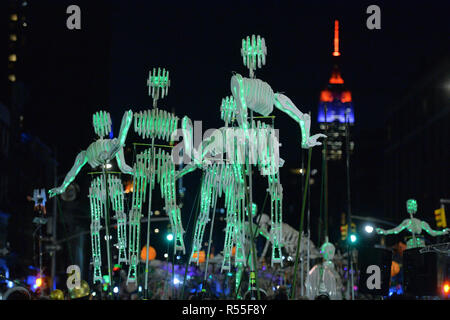 Les personnes en costumes participer à la parade d'Halloween du village sur la sixième avenue le 31 octobre 2018 dans la ville de New York. Banque D'Images