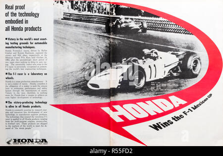 1965 double page publicité pour Honda. Banque D'Images