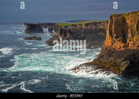 Falaises et de piles à Eshaness / Esha Ness au coucher du soleil pendant l'approche de l'orage dans Northmavine, Mainland, Shetland, Scotland, UK Banque D'Images
