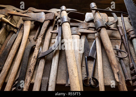 Tm00245-00...MONTANA - Outils à Frank Davey un magasin dans la ville fantôme de grenat. Banque D'Images