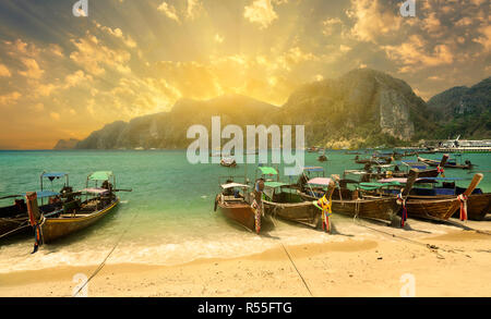 Tonsai Beach Bay au coucher du soleil, l'île Phi Phi, Krabi Province Banque D'Images