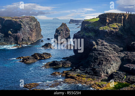 Les piles de la mer et falaises à Eshaness / Esha Ness, dans la péninsule Northmavine, Mainland, Shetland, Scotland, UK Banque D'Images