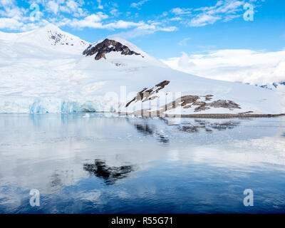 Camp de tentes rouges site dans la neige sur la pente, Neko Harbour, péninsule Antarctique Arctowski, Banque D'Images