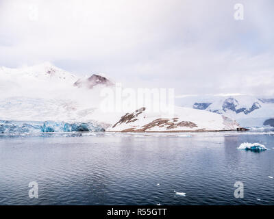 Neko Harbour Bay avec des tentes dans la neige sur le site de camp, Andvord Bay, la péninsule Arctowski, continent Antarctique Banque D'Images