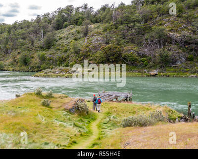 Les gens qui marchent sur le sentier de Paseo de la isla, île de randonnée pédestre, le long du fleuve Lapataia en parc national Terre de Feu, Patagonie, Argentine Banque D'Images