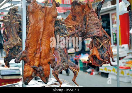 Boucherie avec différentes viandes comme le canard de Pékin, poulet, porc dans Beijing, Chine Banque D'Images