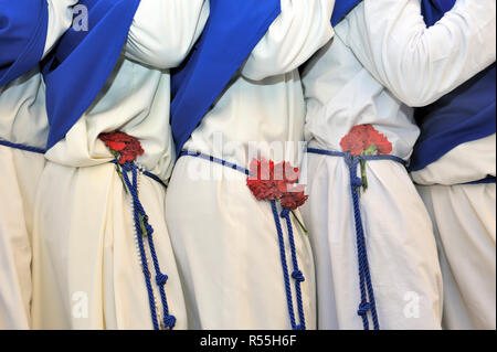 L'Costalero du Paso (immense flottement élaborée faite pour les processions religieuses) à la procession chrétienne de la Semana Santa (Semaine Sainte) Banque D'Images