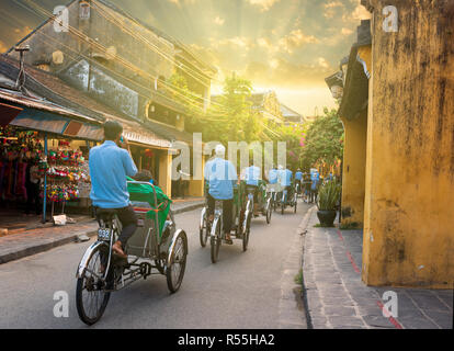 La ville de Hoi An Rues, Bike voiture , Vietnam Banque D'Images