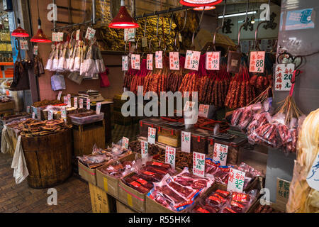 Sécher le poisson boutiques dans Des Voeux Road. Hong Kong, Sheung Wan, Janvier 2018 Banque D'Images