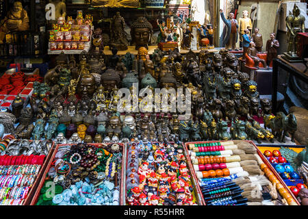 Sélection de statues et de souvenirs chinois affiché dans une boutique de cadeaux lors de la Cat Street, Hong Kong, Sheung Wan Banque D'Images