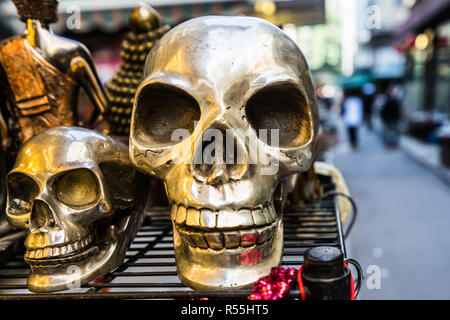 Crâne de fer pour vendre à Cat Street, le célèbre marché d'antiquités de Hong Kong Banque D'Images