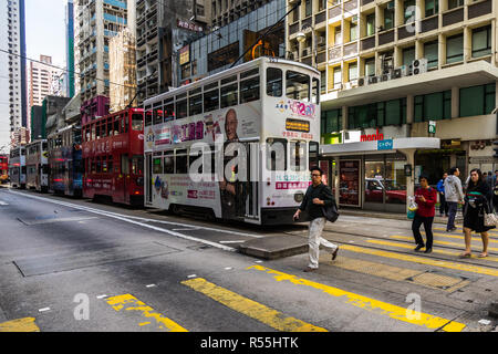 Scène de la vie urbaine à Hong Kong avec le traditionnel double decker trams appelé Ding Ding. Hong Kong, Sheung Wan, Janvier 2018 Banque D'Images